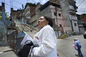 Una médico cubana, cooperante del programa Masión Barrio Adentro, busca la casa de un paciente. / Piet den Blanken