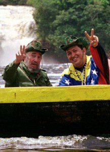 Los expresidentes Fidel Castro y Hugo Chávez en 2001 en una canoa al este de Venezuela. / Egilda Gómez (AP)