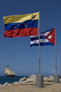 Las banderas de Cuba y Venezuela en el venezolano balneario de Camurí Chico en 2011. / Harold Escalona (Efe)