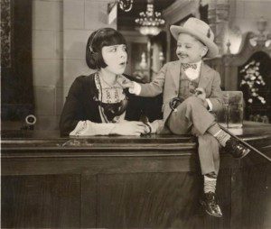 Collen Moore y Mickey Rooney en Orchids and Ermine. (1927)