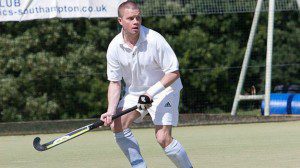 Tim juega al hockey con regularidad, algo extraordinario para una persona que sufre de fibrosis quística (BBC)