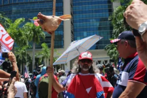 Trump, una cabeza de cerdo y disfraces en Miami - Clavel Rangel Jiménez