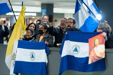 Seguidores de presos políticos de Nicaragua claman en el aeropuerto internacional Washington Dulles International, en Chantilly, Virginia, Estados Unidos, el jueves 9 de febrero de 2023.
Cortesía: AP /José Luis Magana