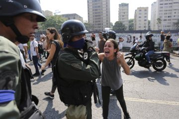 Una mujer da ánimos a un soldado fiel a Guaidó durante las movilizaciones.
Cortesía: Fernando Llano