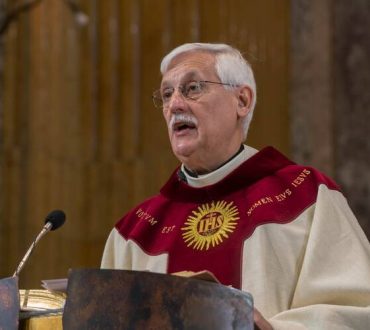 Father Arturo Sosa, superior general of the Society of Jesus, celebrates Mass at the Church of the Gesù in Rome on Oct. 16, 2016. (CNS photo/Don Doll, S.J.)