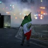 Un manifestante ondea una bandera mexicana durante un enfrentamiento entre la policía y manifestantes en Compton, California, el sábado. 
Cortesía: Daniel Cole/Reuters