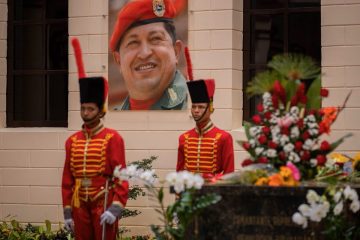 La guardia de honor junto a la tumba del expresidente de Venezuela Hugo Chávez, el 5 de marzo de 2023, en el cuartel de la montaña, en Caracas (Venezuela).
Cortesía; Rayner Pena R (EFE)