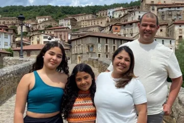 Soraida Ledezma y Carlos Escalona (derecha) junto a sus hijas en Villoslada de Cameros, La Rioja.
Cortesía: Alicia Hernández