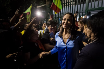 María Corina Machado celebra junto a aliados los resultados de las elecciones primarias, en Caracas.
Cortesía: Miguel Gutiérrez (EFE)