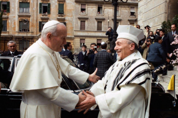 “Sois nuestros hermanos bienamados y en cierto modo sois nuestros hermanos mayores”, dijo en los años ochenta Juan Pablo II a los judíos.
Cortesía: El Nacional