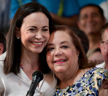 María Corina Machado abraza a Corina Yoris Villasana, este viernes en Caracas (Venezuela).
Cortesía: Gaby Oraa I Reuters