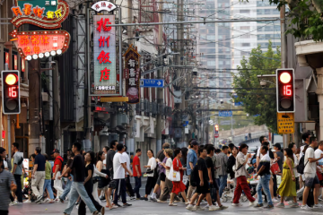 Paso de peatones en una zona comercial de Shanghái (China).
Cortesía: Tingshu Wang (REUTERS)