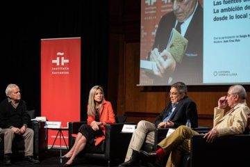 Juan Cruz, Sainz Borgo, Sergio Ramírez y Jorge Eduardo Benavides en el Instituto Cervantes. 
Cortesía: Isabel Permuy