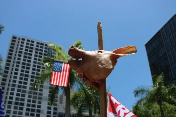 Trump, una cabeza de cerdo y disfraces en Miami - Clavel Rangel Jiménez