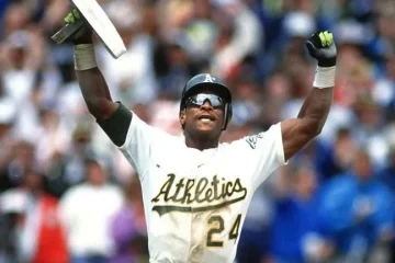 Rickey Henderson celebra luego de establecer el récord de más bases robadas en la historia de las Grandes Ligas. Crédito: 1991 Focus on Sport.