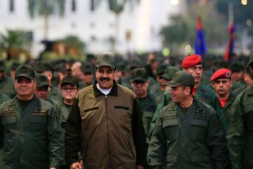 Venezuela's President Nicolas Maduro smiles as he walks next to Venezuela's Defense Minister Vladimir Padrino Lopez and Remigio Ceballos, Strategic Operational Commander of the Bolivarian National Armed Forces, during a ceremony at a military base in Caracas, Venezuela May 2, 2019.
Cortesía: Reuters