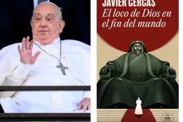 Imagen reciente del Papa Francisco junto a la portada del nuevo libro de Javier Cercas, 'El loco de Dios en el fin del mundo' EFE