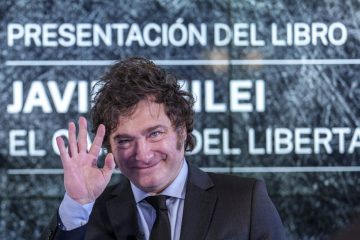 El presidente de Argentina, Javier Milei, hace un gesto mientras presenta su libro “El camino del libertario” en Madrid, España, el viernes 17 de mayo de 2024. 
Cortesía: Manu Fernández I AP