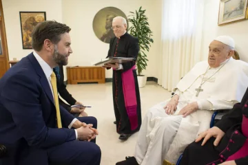 El papa Francisco recibió al vicepresidente de EEUU, JD Vance, antes de impartir la bendición Urbi et Orbi el domingo en el Vaticano, un día antes de morir. Crédito: Vatican Media/AP