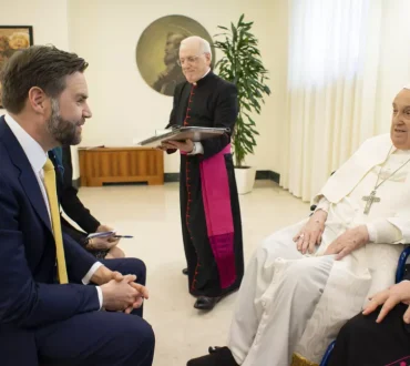 El papa Francisco recibió al vicepresidente de EEUU, JD Vance, antes de impartir la bendición Urbi et Orbi el domingo en el Vaticano, un día antes de morir. Crédito: Vatican Media/AP